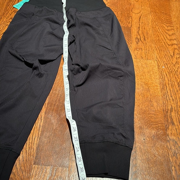 NWT size 2 lululemon in flux cropped joggers - Picture 8 of 8